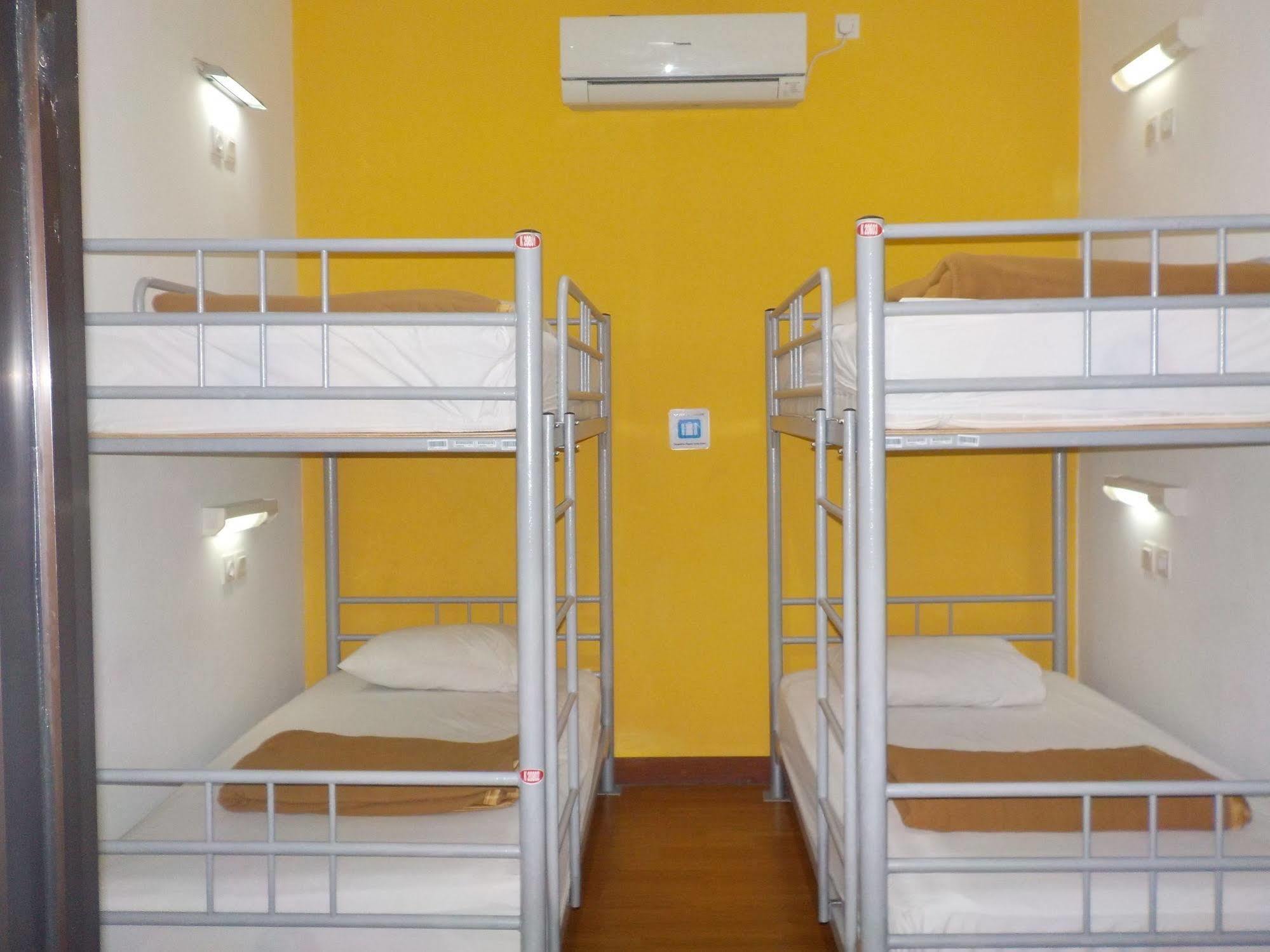 Cx Hostel Kuta Raya Exterior photo