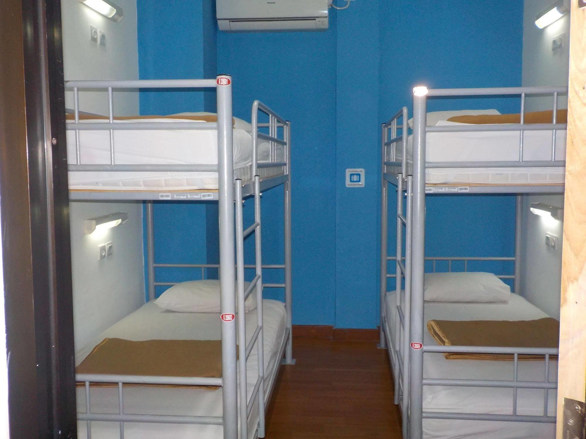 Cx Hostel Kuta Raya Exterior photo